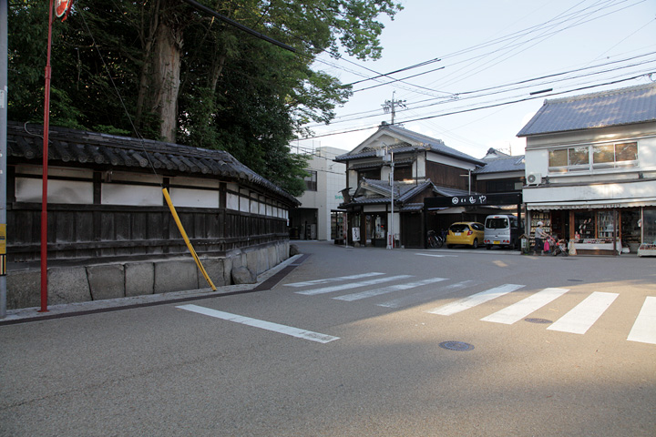 菅原神社裏手の鍵の手