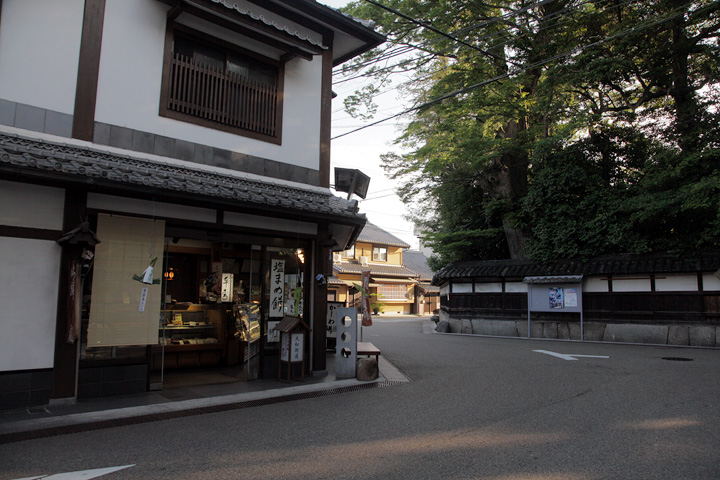 菅原神社裏手の鍵の手