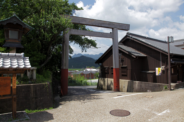 東の追分　大鳥居は二十年に一度の神宮式年遷宮の際、建替えられる