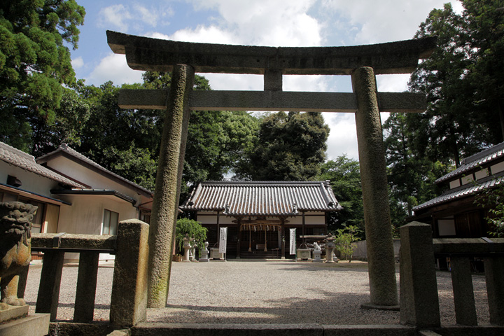 関神社 関氏の祖、実忠が紀伊国熊野坐神社の分霊を歓請したものと伝えられる