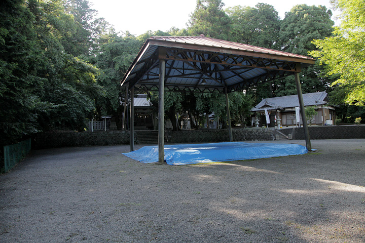 川俣神社境内の宮相撲の土俵