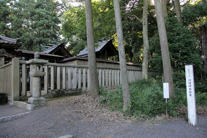 川俣神社本殿　本殿の裏に川俣城の土塁が残っている