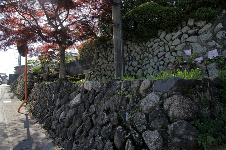 茶屋跡の石垣と地蔵