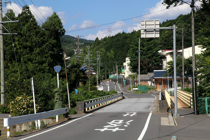 加太小学校に向かう