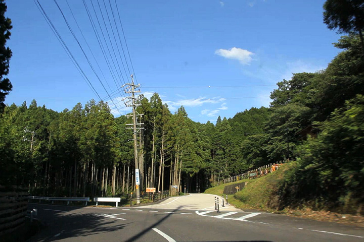 ここから大和街道は25号線と別れ山中へ