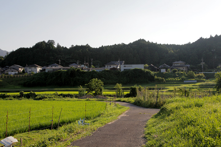 加太川を渡り梶ケ坂中心部へ