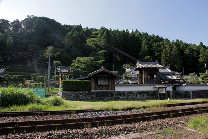 神福禅寺と背後に鹿伏兎(かぶと)城址