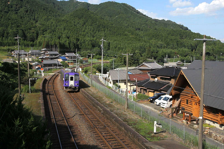 関西本線 加太駅に向かう車輌