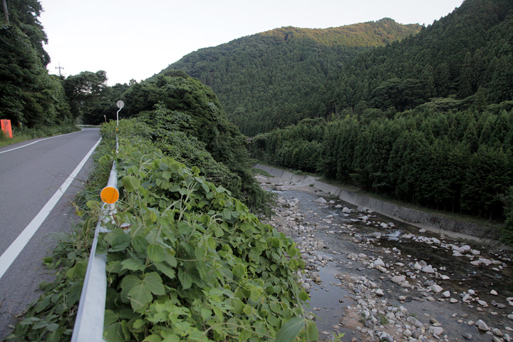 右手前方は平ノ沢城跡