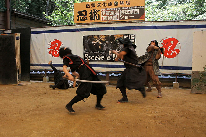 伊賀忍者特殊軍団 阿修羅の演技（忍者ショー）