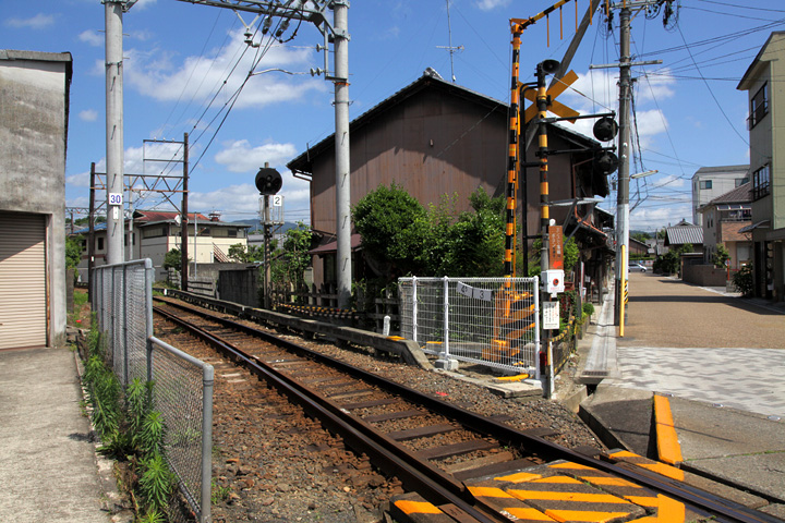 伊賀線の線路脇にある玄蕃町延命地蔵