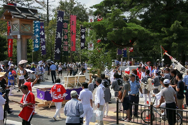 外宮へ入る川曳奉献団奉献のそり