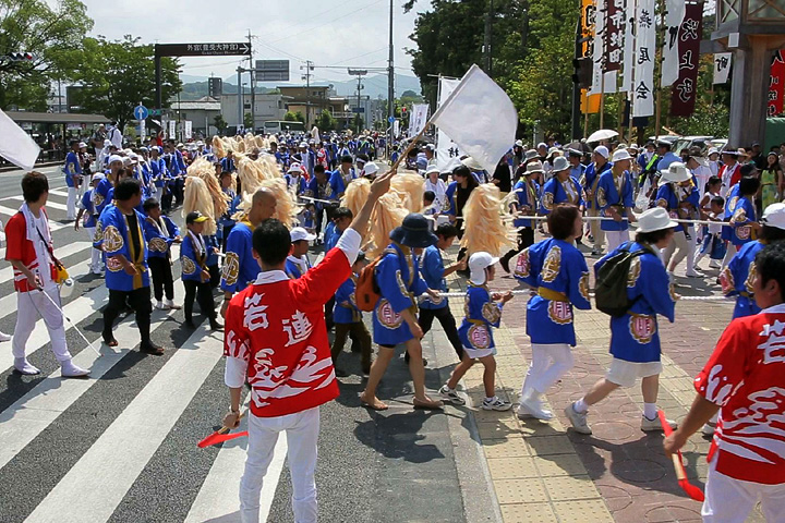 外宮へ入る川曳奉献団