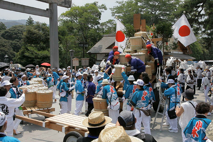 新しい御正殿の敷地に敷き詰める「お白石」を下ろす