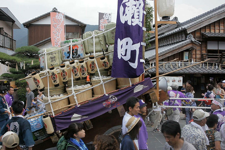 次々と内宮へ向かう陸曳　奉献・奉曳車