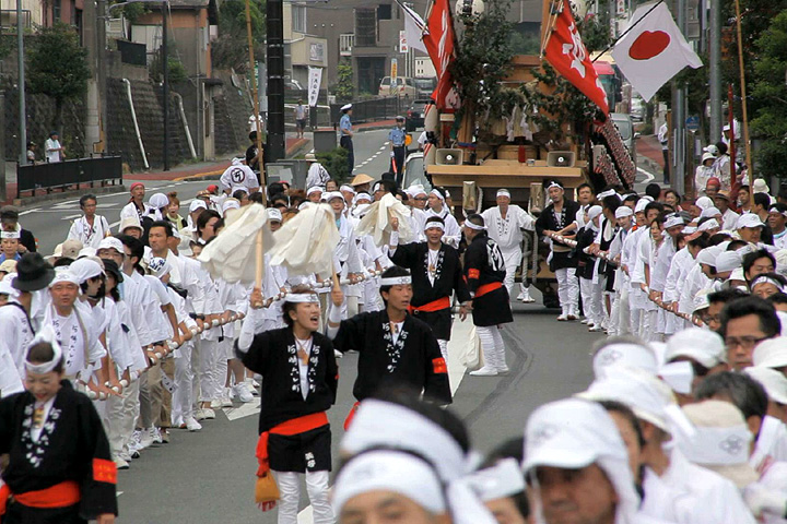 猿田彦神社前まで来た陸曳　奉献・奉曳車