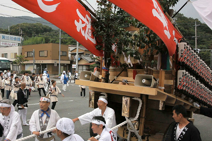 猿田彦神社前まで来た陸曳　奉献・奉曳車