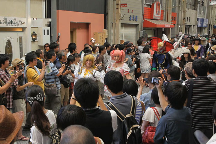 人垣の中、商店街を練り歩くコスプレイヤー達