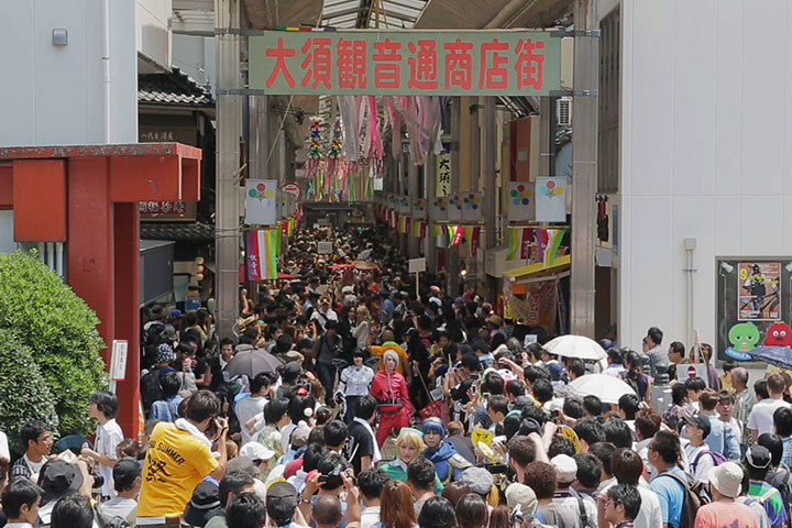 人垣の中、商店街を練り歩くコスプレイヤー達