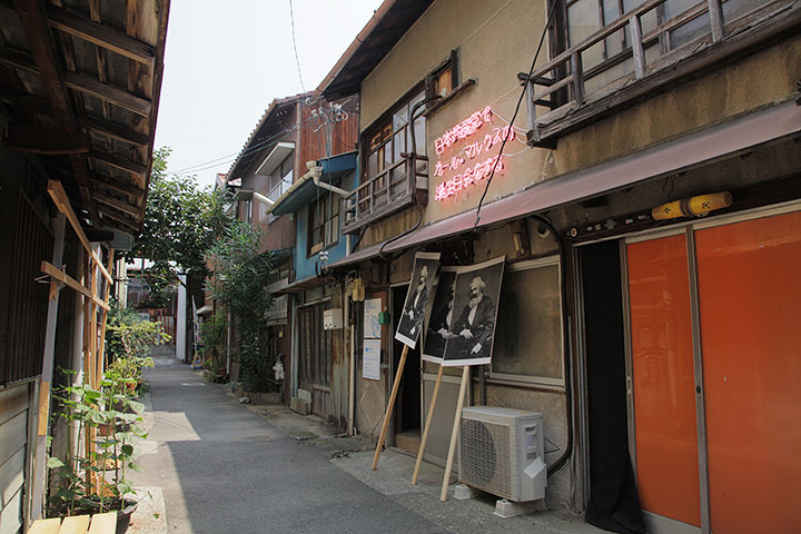 通路右側が丹羽良徳《日本共産党でカール・マルクスの誕生会をする》の展示場所