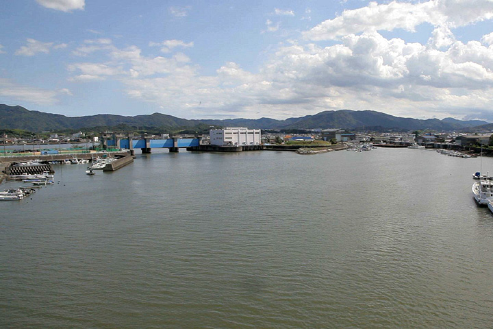 一色大橋から見た勢田川水門