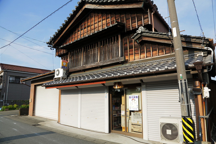 井爪飼料店　初代が米問屋を始め、現在は飼料や卵の卸業を営んでいる