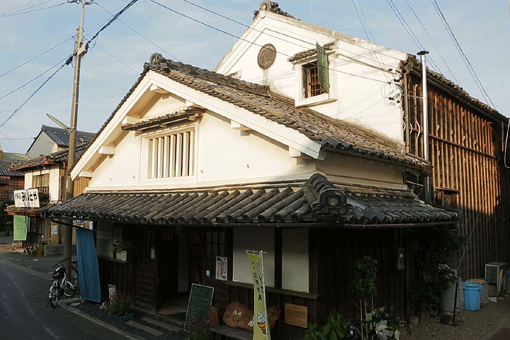 河崎蔵　明治中期の建築　土蔵を利用した喫茶店として再生活用