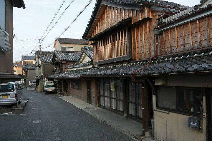 小崎商店　かっては船宿を営んでいた。昭和27年八百屋を開業