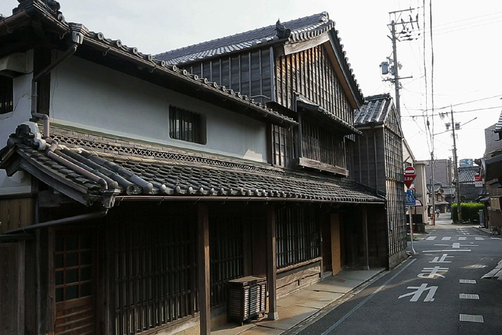 西山家(元酒問屋川元)