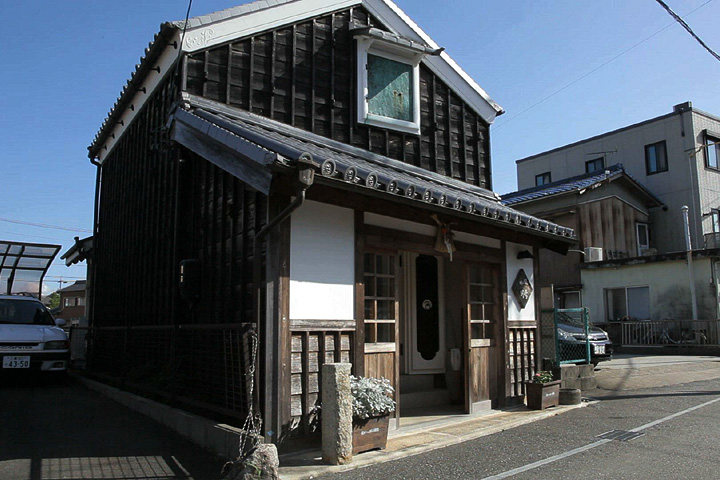 河崎川の駅　伊勢市内を走っていた路面電車の駅舎をイメージして建てられた