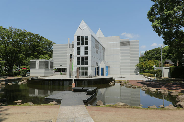 名古屋市美術館南側.黒川紀章が設計した名古屋市美術館を読み替え、出入口を普段の北川から南側に変えている