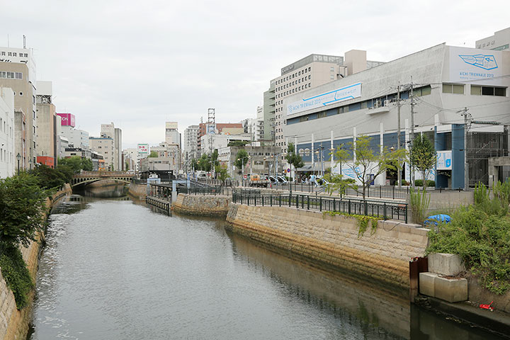 堀川と納屋橋と納屋橋会場（東陽倉庫テナントビル）