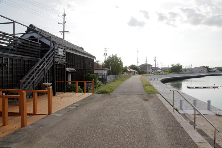 二軒茶屋川の駅