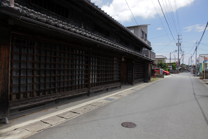 虫籠窓が残る格子の町家　屋号「丸吉」