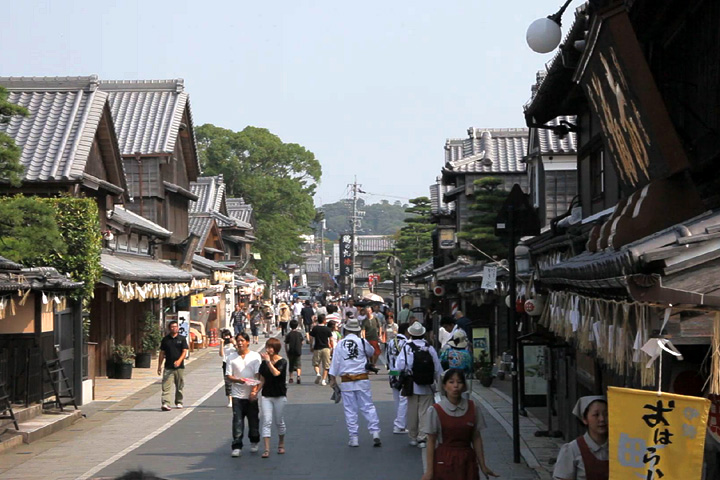 おはらい町(参宮街道)赤福本店前