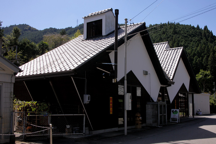 花祭りの鬼をモチーフにしたＪＲ飯田線 東栄駅