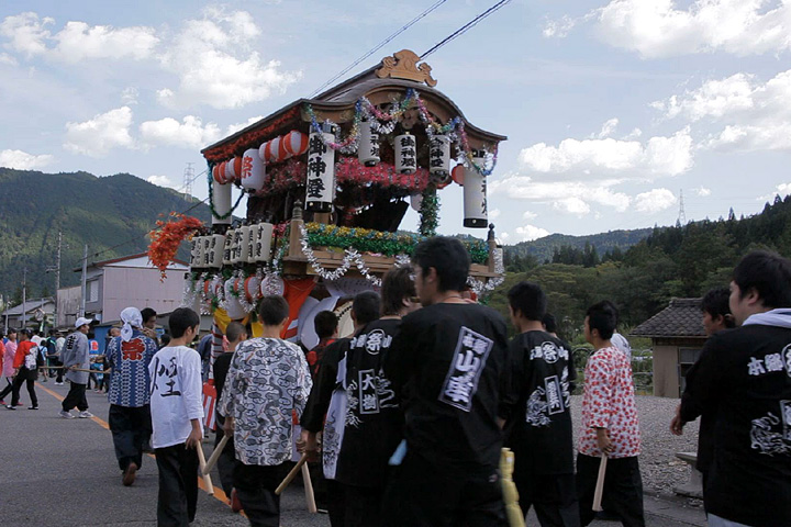 本郷まつりの山車(東栄町役場前)