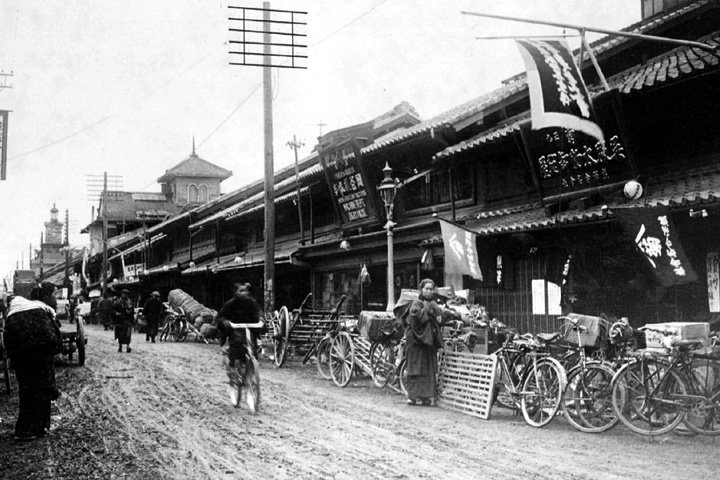 本町通　岡谷商店前(大正末)