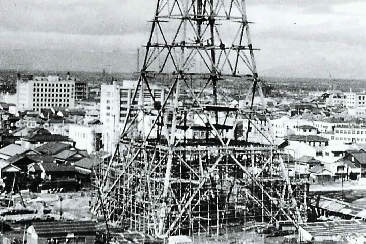 工事の進む、日本初の集約電波塔　名古屋テレビ塔(昭和29年完成)
