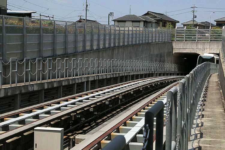 はなみずき通駅で地上に