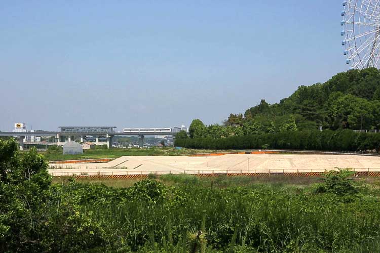 公園西駅(手前万博時の駐車場)