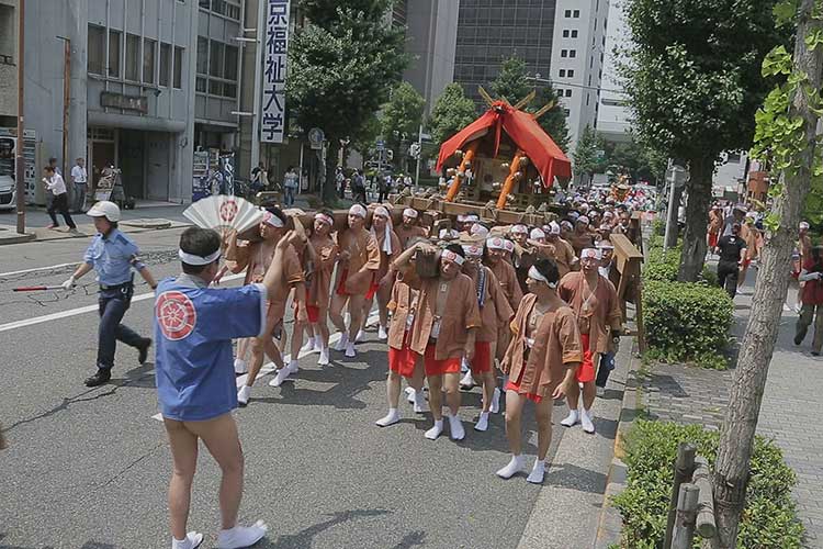 本町通を南下、若宮八幡社へ