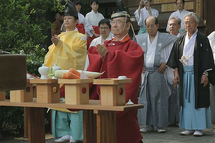 若宮八幡社拝殿前