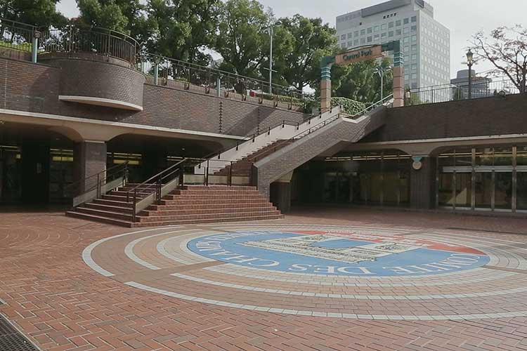 名鉄栄町駅(左)地下鉄栄駅(右)